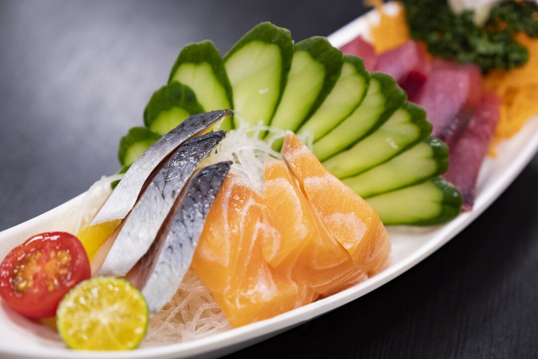 مچھلی اور سبزیاں کم کارب کیٹو ڈائیٹ کے صحت مند حصے ہیں۔