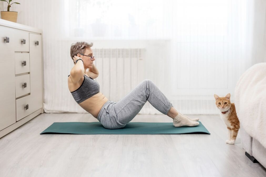 پیٹ کے پٹھوں کو کام کرنے کے لیے موڑ کی ورزش کریں۔