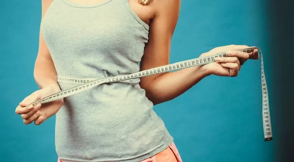 دبلی پتلی لڑکی ایک ہفتے میں وزن کم کرنے کے نتائج ٹھیک کر دیتی ہے۔