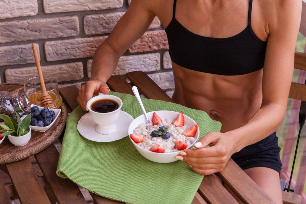 وزن کم کرنے کے لئے کیلوری کے کنٹرول کے ساتھ صحت مند ناشتہ
